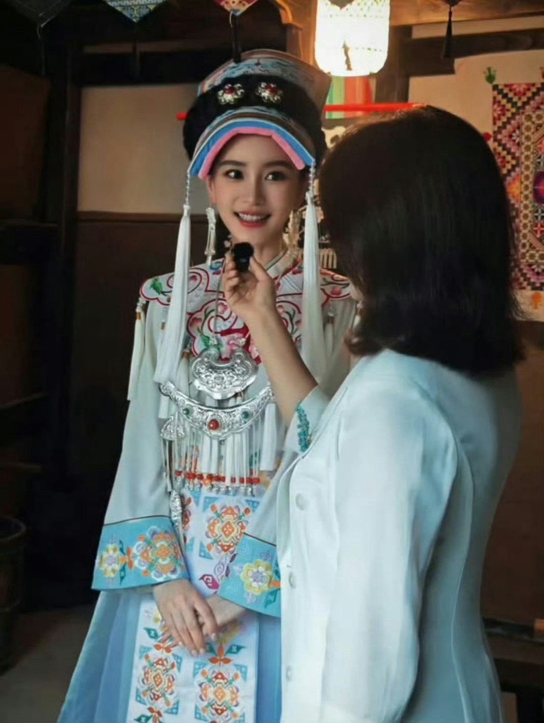 angelababyAngelababy羌族服饰路透姐姐最新路透好适配，期待正片