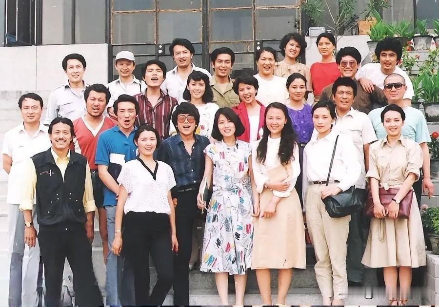 原来唐国强、姜黎黎、肖雄和宋春丽是同班同学，都是北京电影学院的，都是老戏骨呀，真