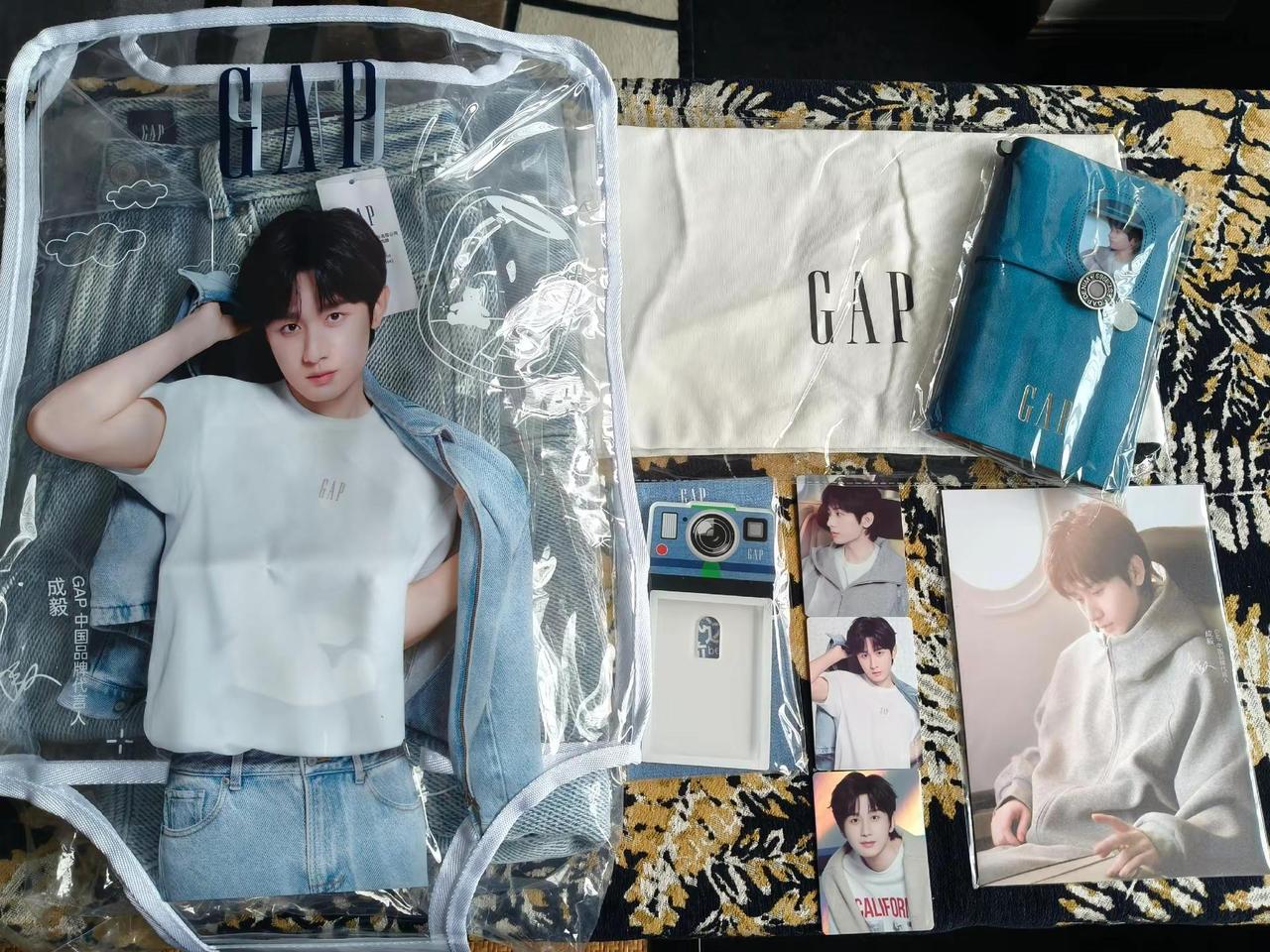 牛仔套装还卫衣都到喽💚跟着哥学穿搭，也是越来越学生气了(♡>𖥦<)/💚成毅