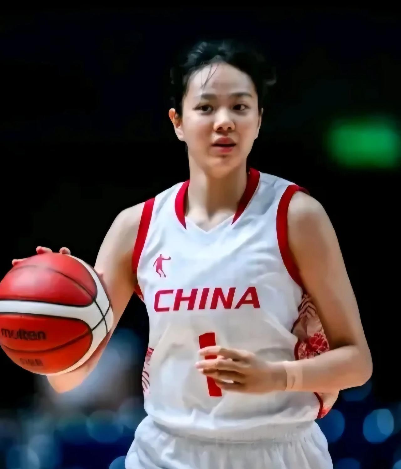 田媛媛横空出世，力挽狂澜，星光闪耀！田媛媛是中国女篮在大运会上最抢眼的新星，她在