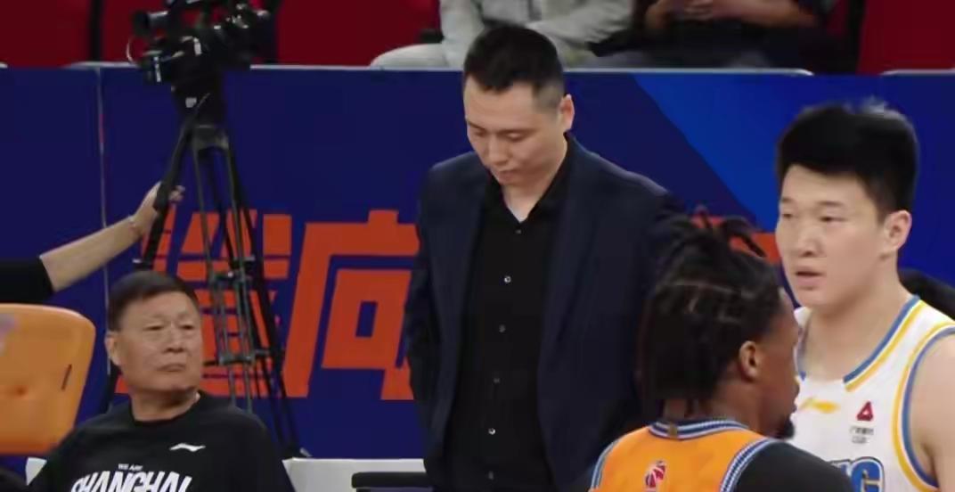 CBA半决赛今晚开打，但比球星对决更炸裂的是这张教练席合影！上海打北京，广厦对深