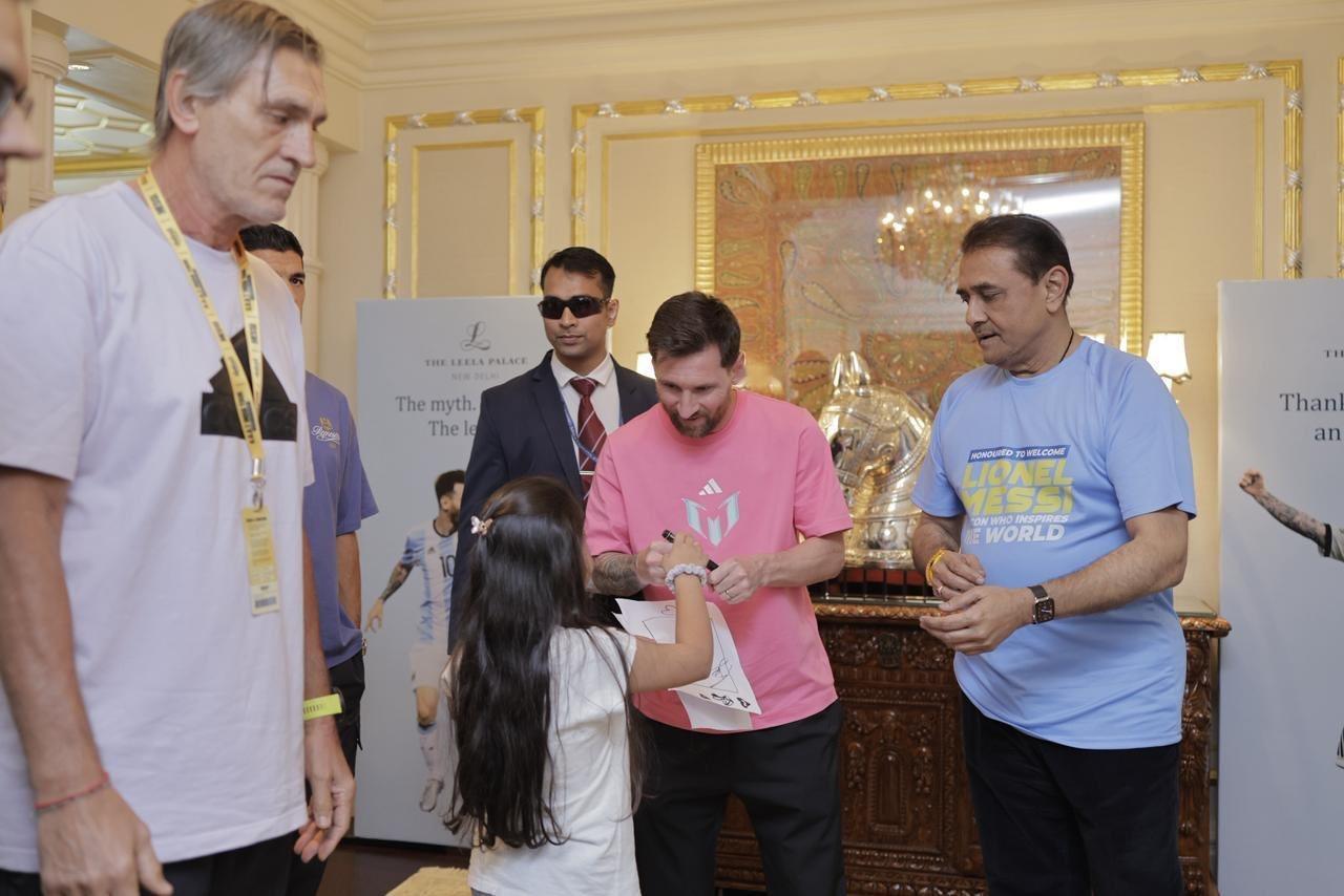 梅西  还准备了装点有大力神杯、金靴以及足球的蓝色梅西主题小蛋糕🍰用心了梅西印