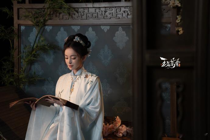 娜扎的古装扮相堪称一绝，能完美驾驭各类风格。在《玉茗茶骨》中，荣善宝一角在复杂环