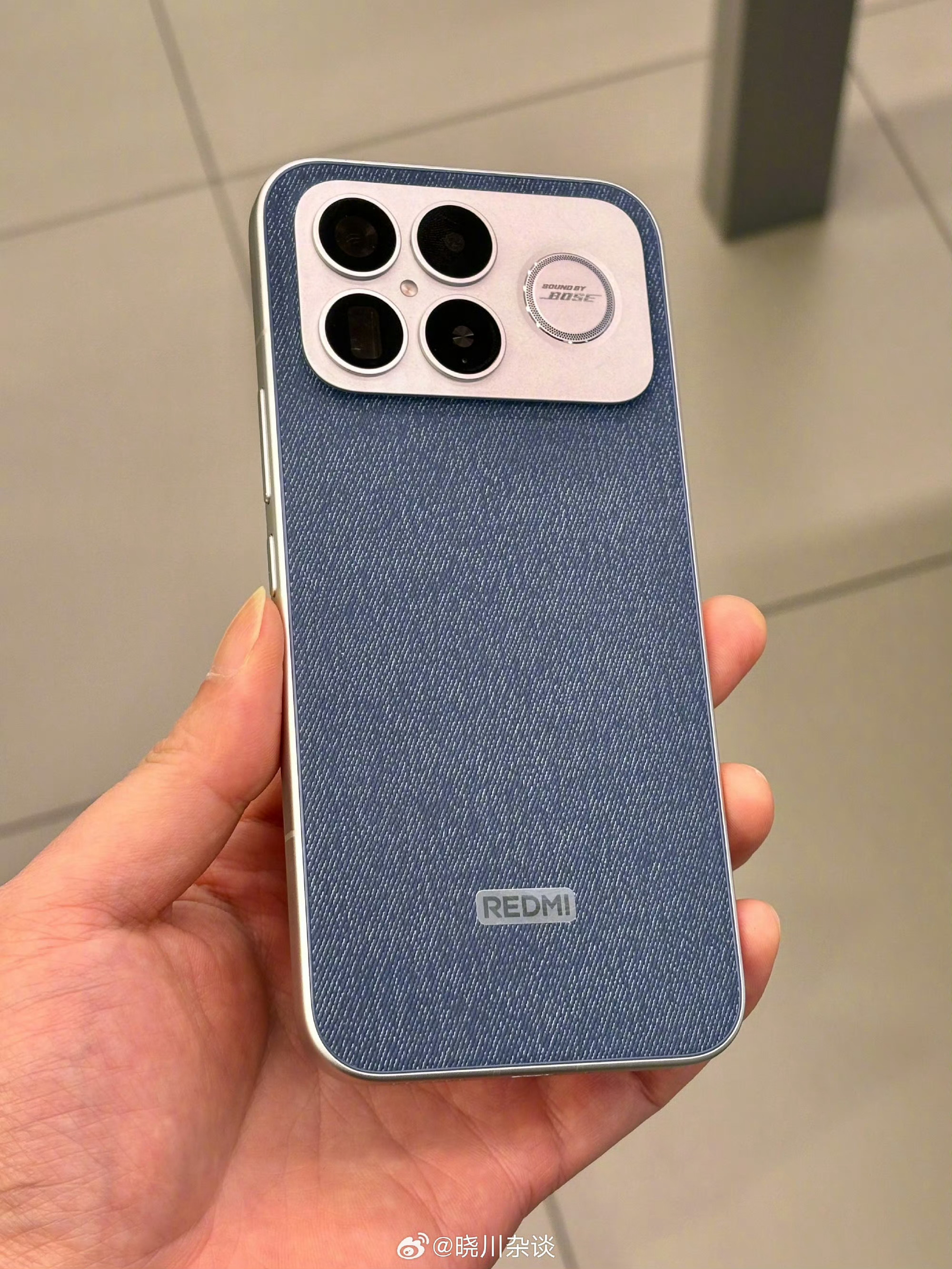 丹宁色确实好看，有一种休闲风，浅蓝的布艺感觉再加上这个银白色的底色，特别有层次感