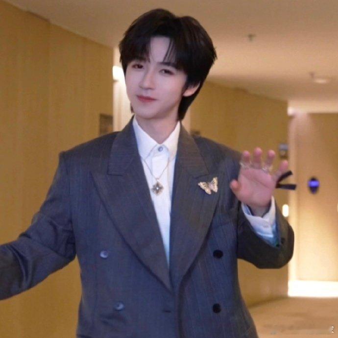 李小冉让贺峻霖小嘴巴闭起来 嘴上挑战不停，被李小冉一句话直接闭麦，乖巧值瞬间拉满