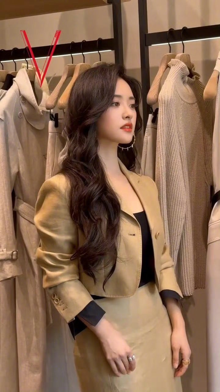 沈月大波浪红唇造型好明媚的大美女月月今天的造型真的美炸了