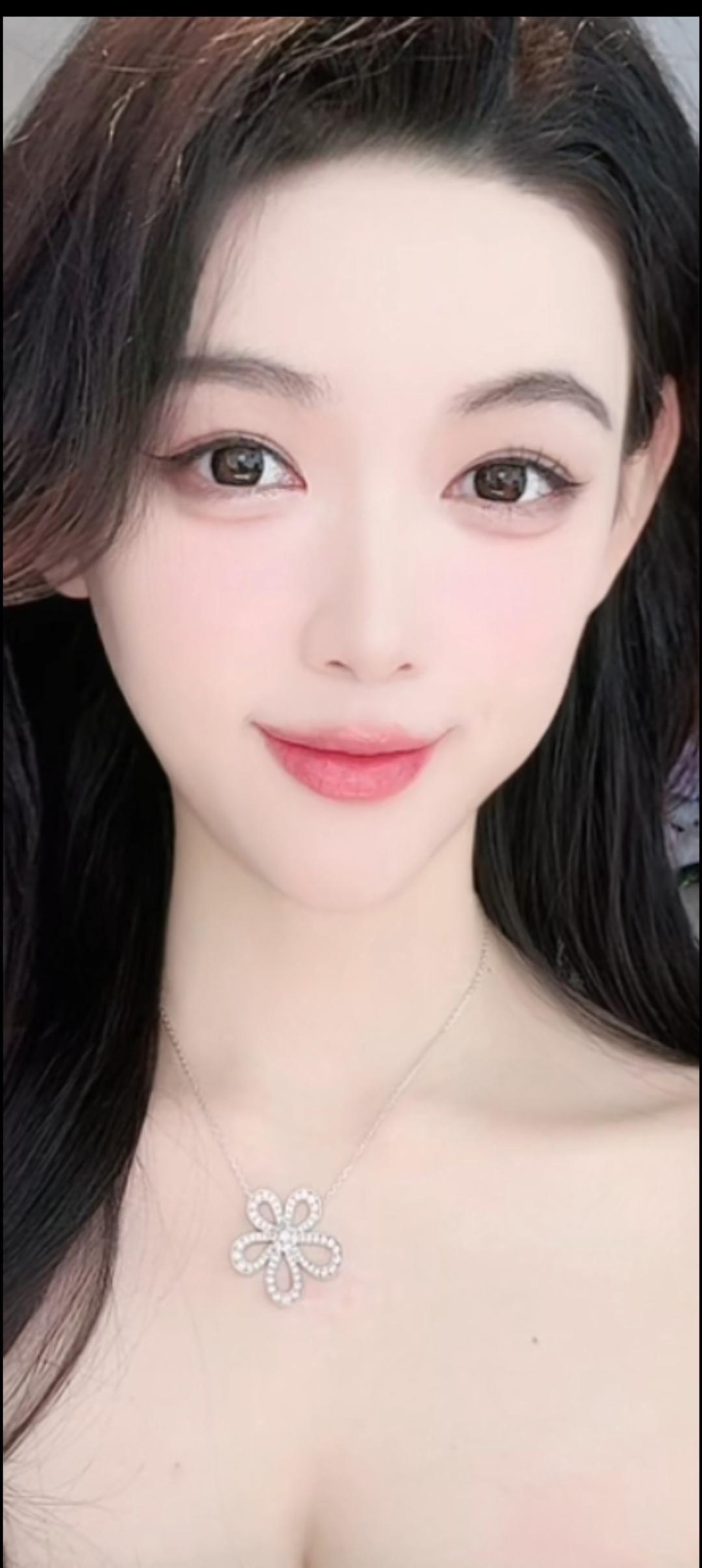 这姑娘笑起来好甜呀！