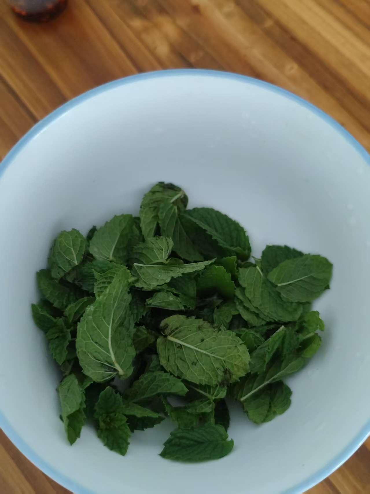 中午回家吃饭，看到石先生做了捞面条，菜是五花肉炒豆角。
我有点不想吃，夏天本来食