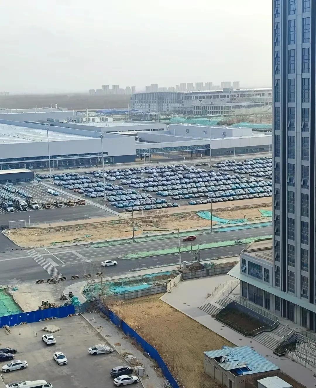 雷军果然没骗人！
小米SU7上市就交付，交付之前其实就已经拉满产能。有眼尖的网友