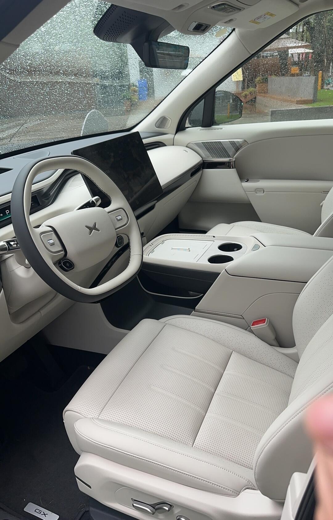 对于一台大型6座suv，他的功能性是完整且许多功能性超越同品类，内饰有些设计小心