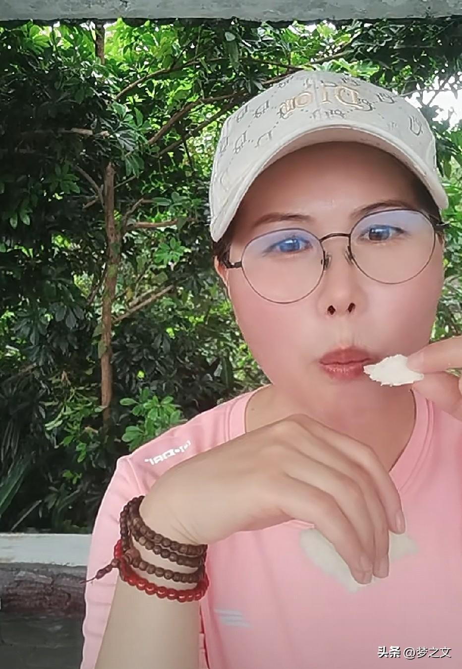 杨阿姨今天去爬山了，和她的小姐妹们，孩子们放假了她也就也放假了，不忙了也没有事情