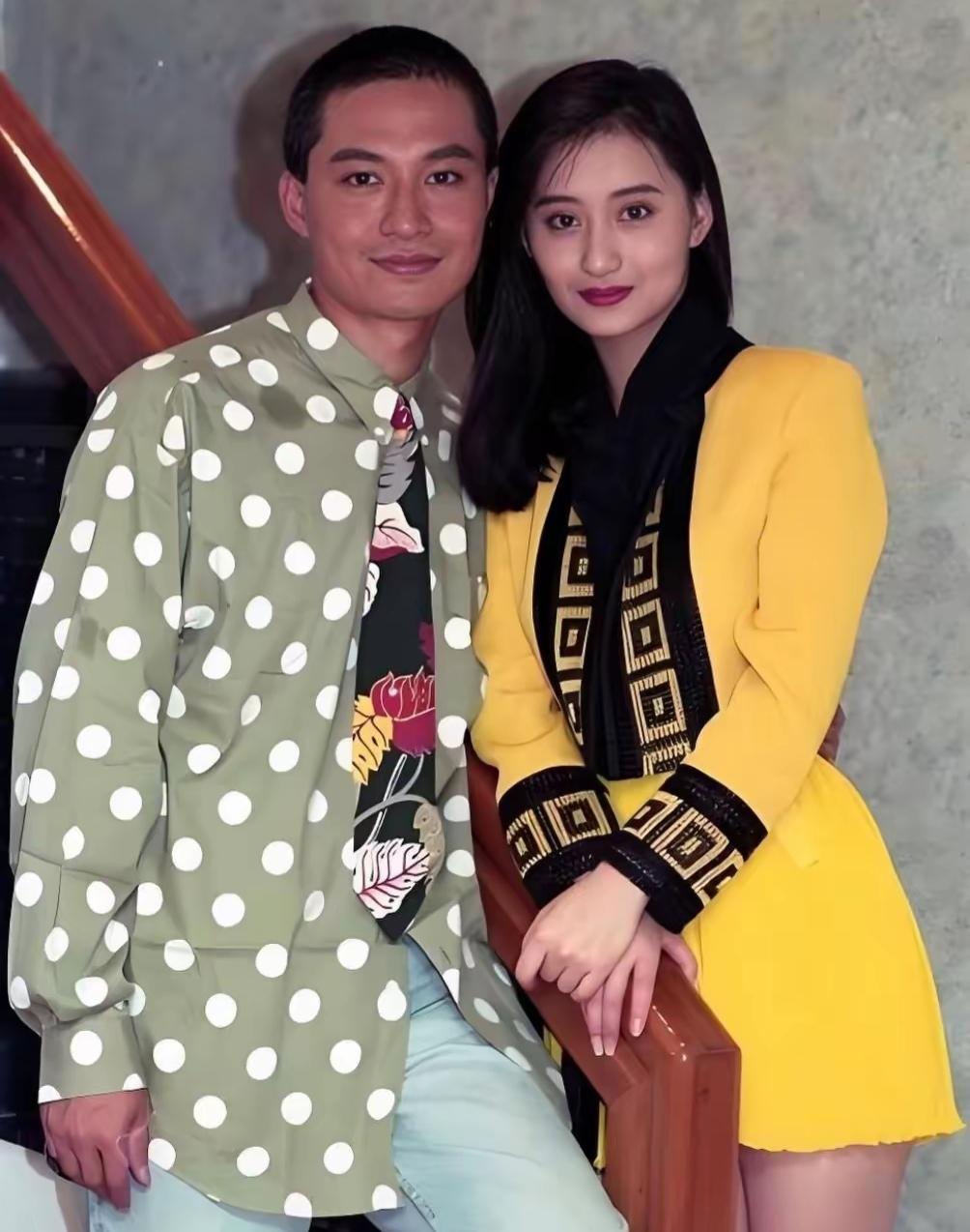 两人穿得挺有个性，颜色搭配亮眼！那时候真年轻漂亮，一代人的偶像，还记得他俩吗？致