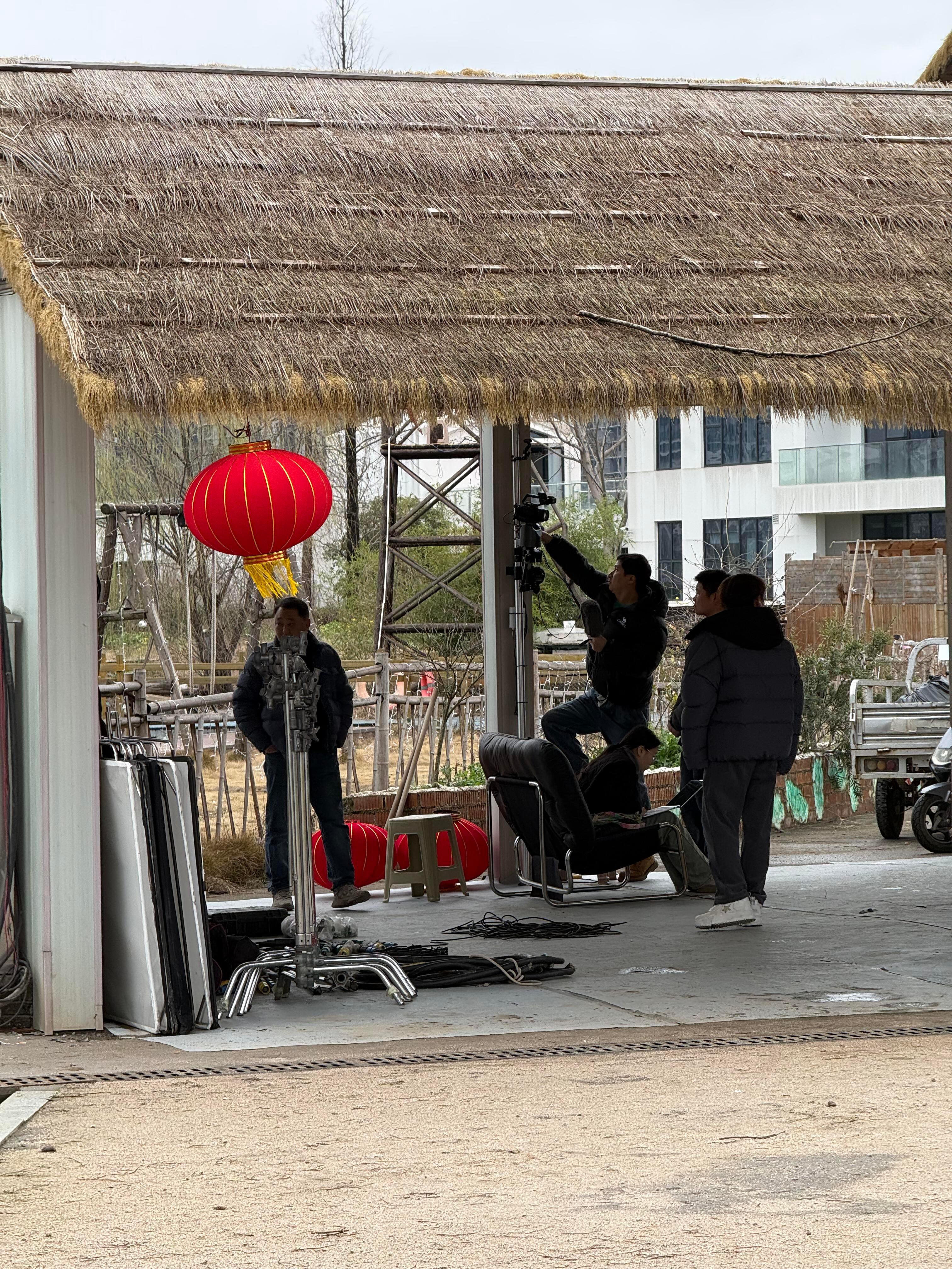 后陡门好多工作人员啊明天要开录了听到几个工作人员在讨论录制流程的设备问题，好期待