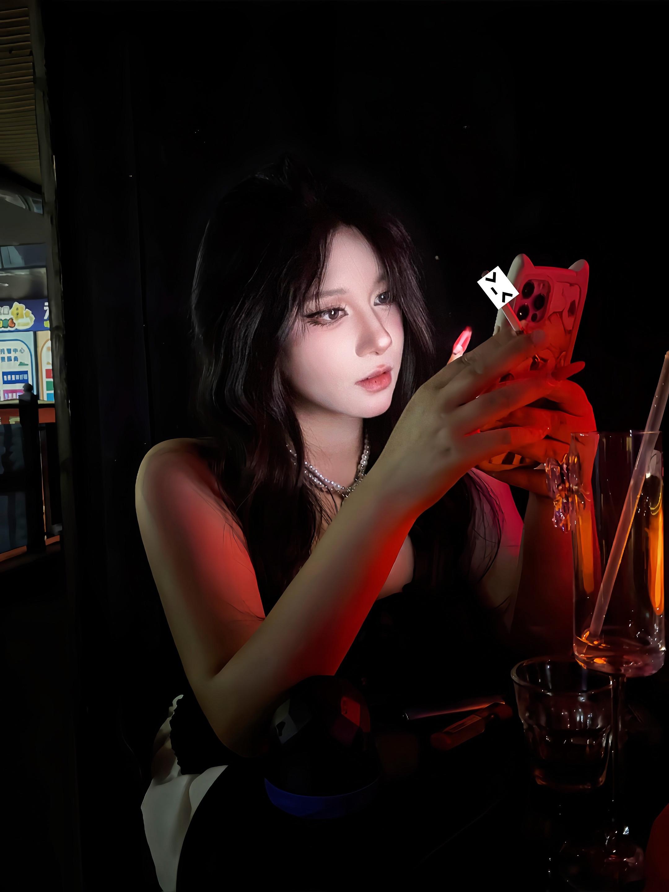 我装b的，自由nm，你不回我消息的这一小时二十六分钟我抽了九根烟，看了...