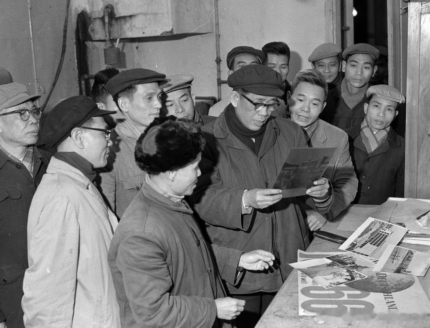 1967年2月14日黎笋视察越南通讯社新闻摄影室历史影像
