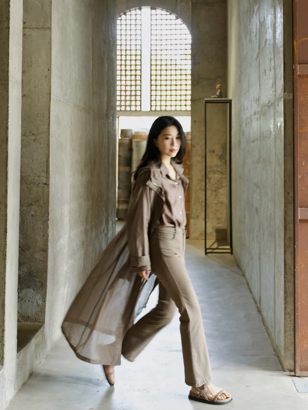 衣色入肌理，与光影温柔相拥