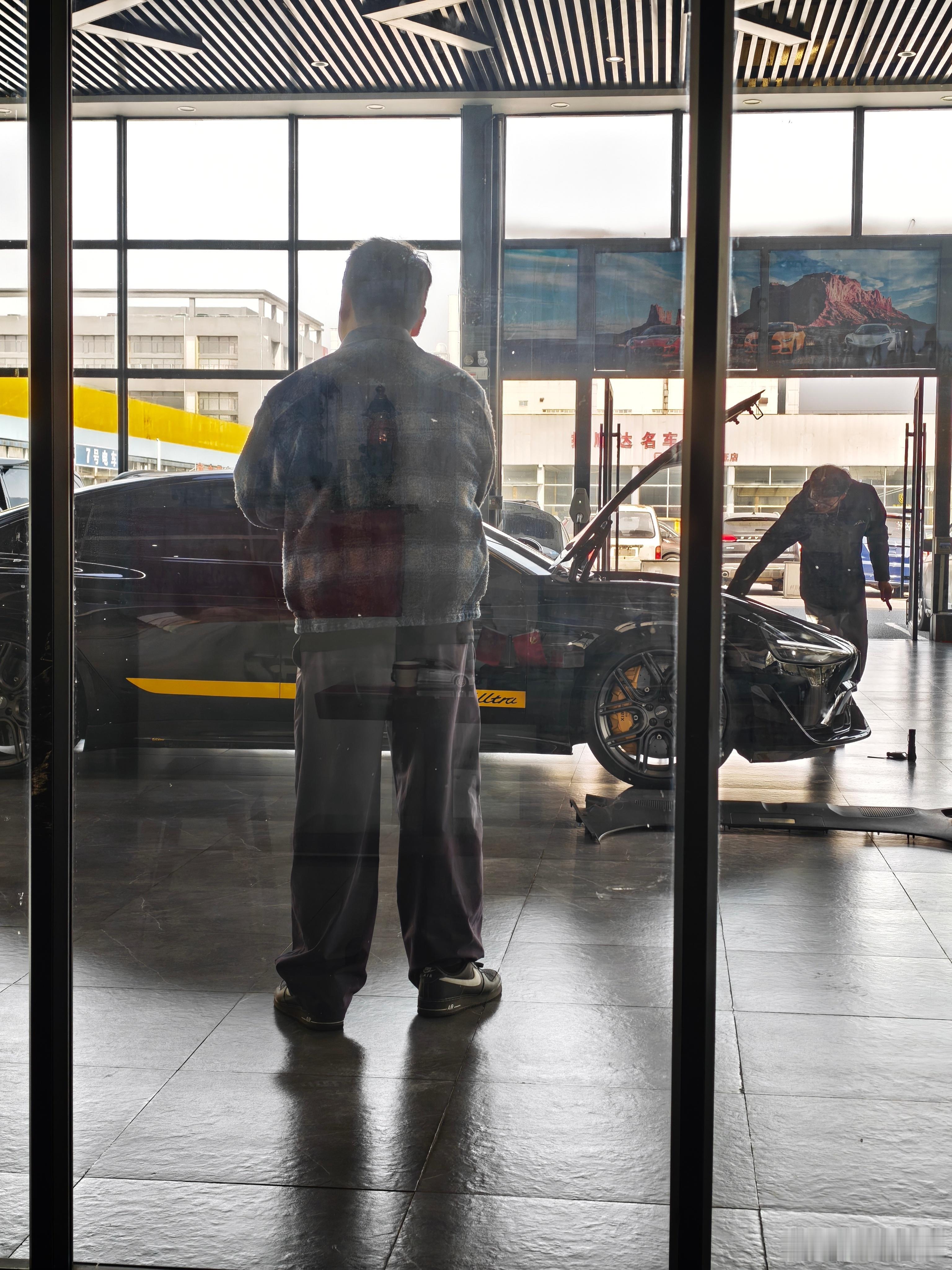 北京来的哥们儿 正在验车 2000公里的满配su7 ultra 挖孔版 你们猜一