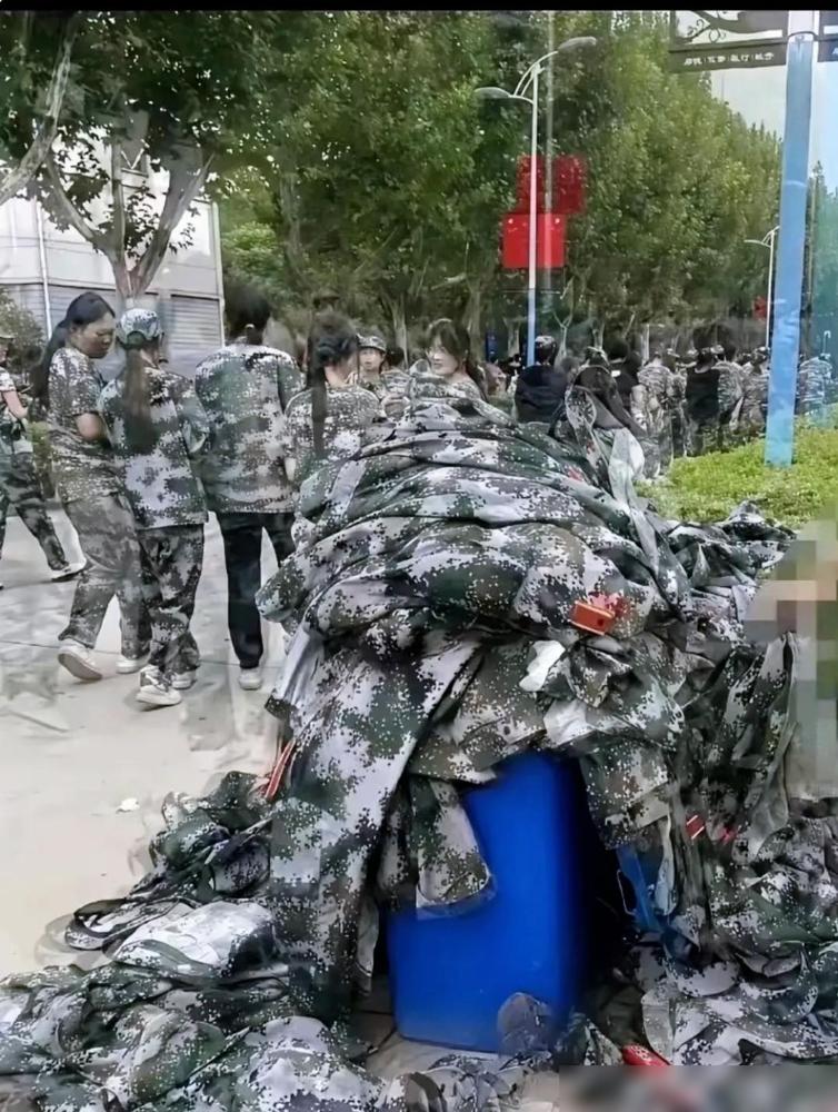 刚刷到一个大学的姑娘，捡军训服寄回老家，后来被教官知道后，把全连没人认领的军训服