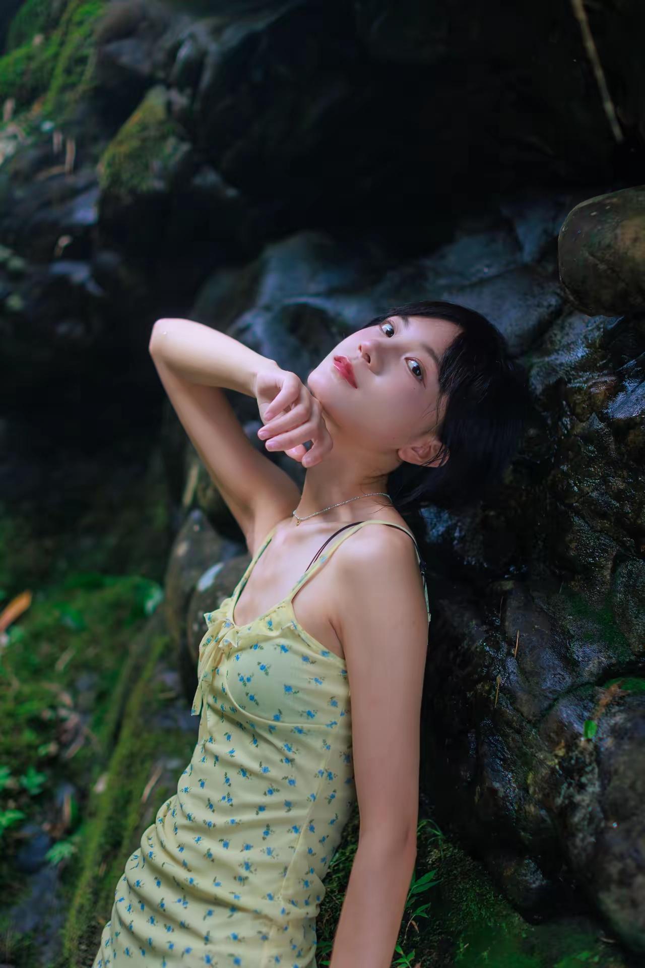 雾在掌心化成微凉的泪
心被揉皱成褪色的扉页
我抱着描摹好的未来
等他回头
却只看