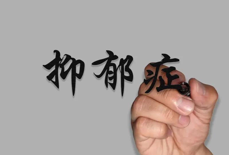 郑州14岁女生胳膊上满是划痕，老师坚持让家长带去看病，家长却说“她能吃能睡没问题