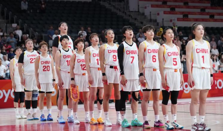 一夜之间，中国三大球捷报频传！女排五局逆风复仇泰国，女篮狂胜69分，女足更是轰出