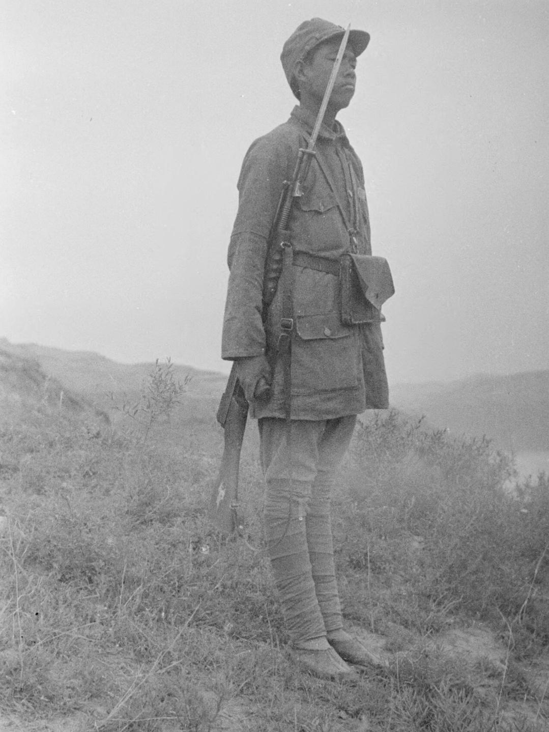 敬礼！放哨的八路军小战士。1944年，山西临汾，黄土山岗。 中外记者西...