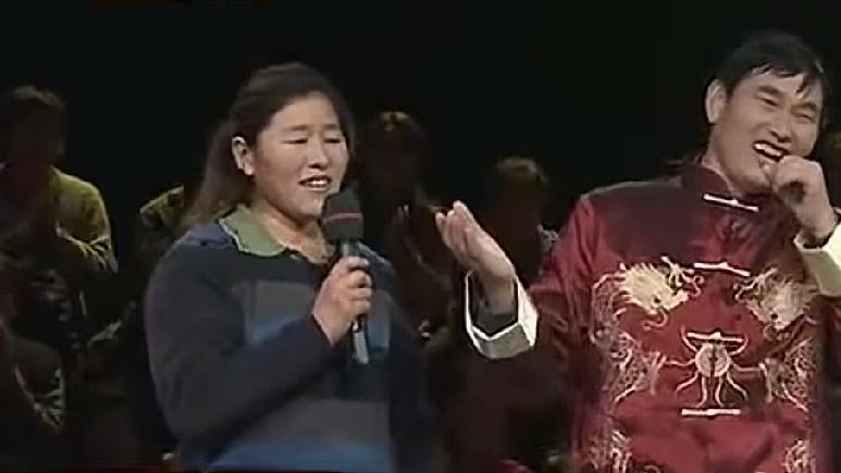这是农民歌唱家朱之文和妻子合唱一首歌的截图。
        妻子经过精心打扮，
