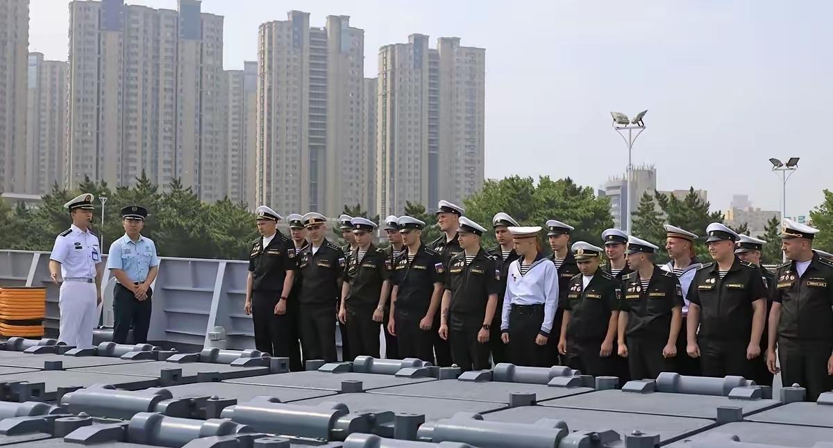 站在052D的垂发前，俄罗斯海军没有一个笑的。这是7月8号中俄联合演习过程中，两