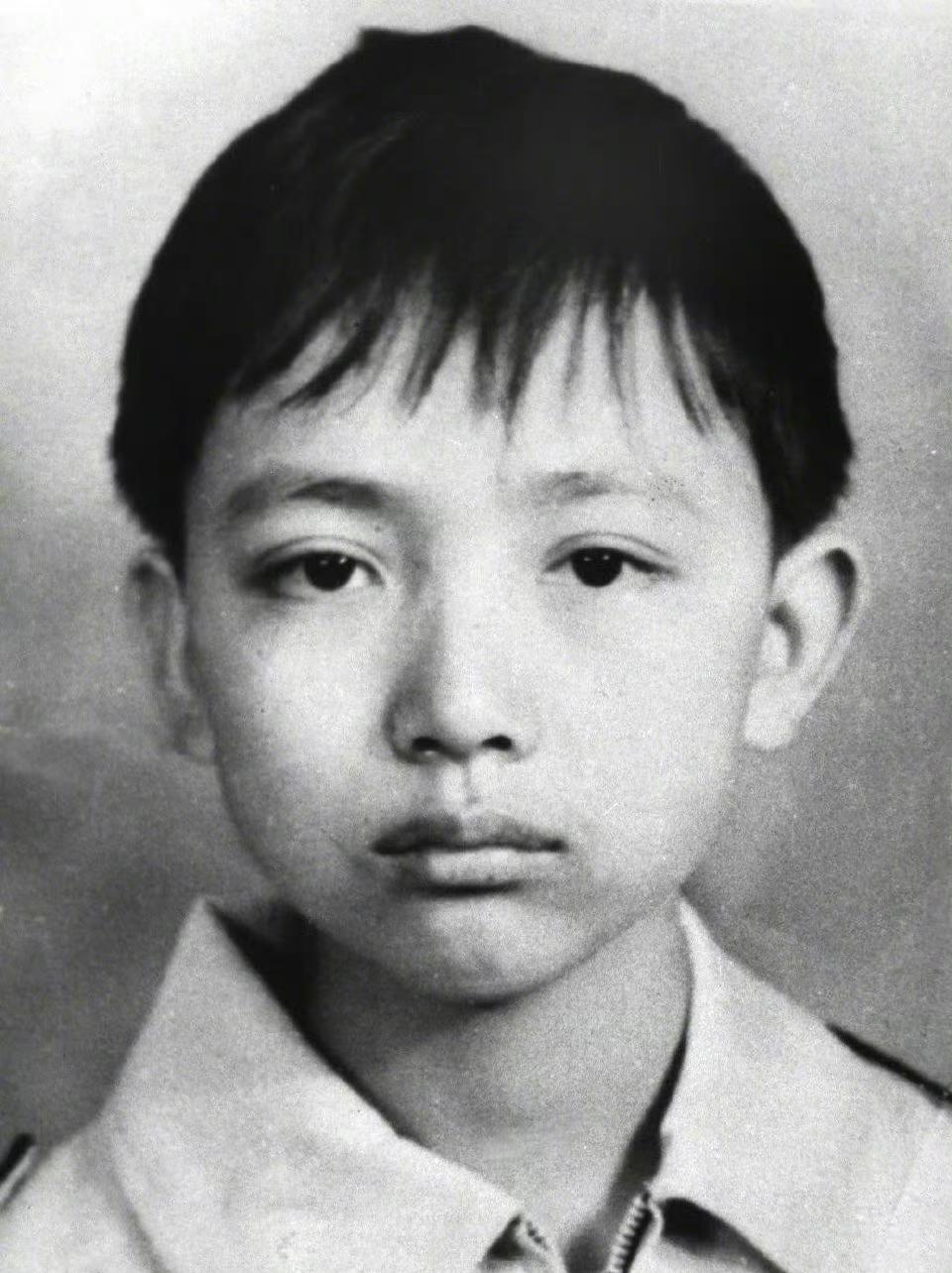 赖宁的留影，这一张证件照拍摄于80年代中期，地点在四川雅安石棉县的照相馆，照片的