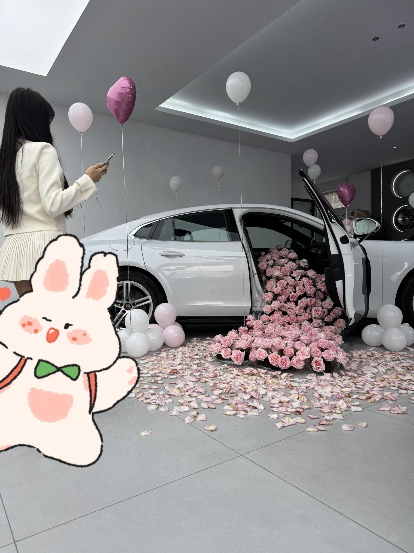 百万粉丝美女小姐姐提车喽🌹。