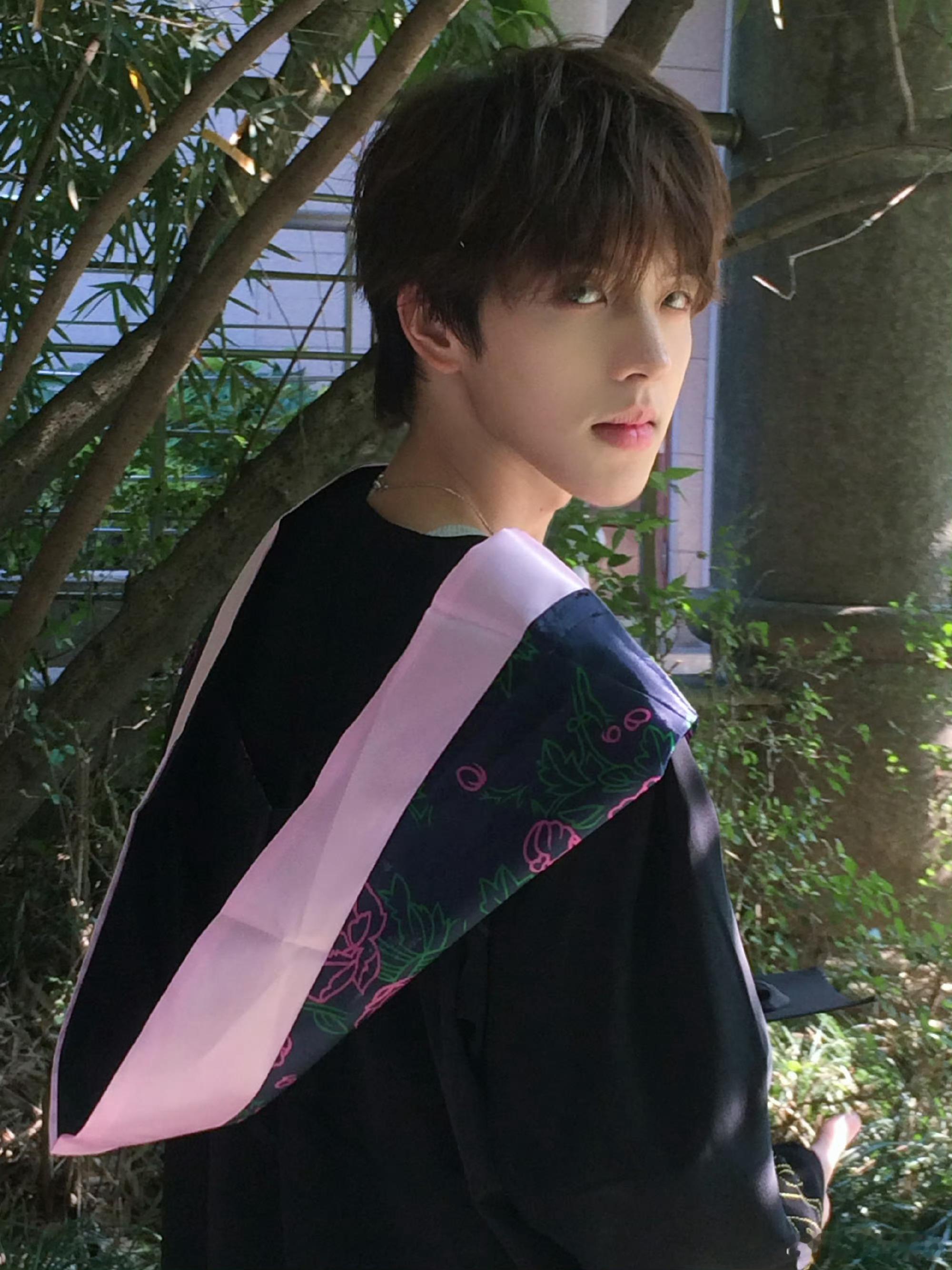 贺嘉述大学毕业照贺嘉述学士服照 亲爱的贺嘉述，毕业快乐！前程似锦！未来可期！法嘉