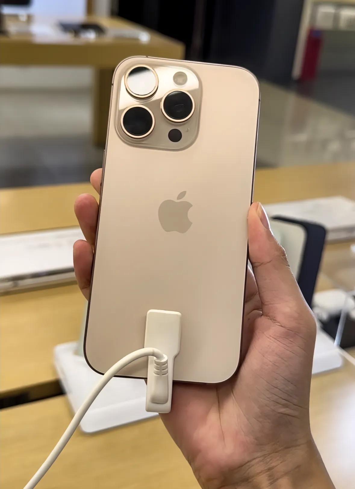 #iPhone16系列值不值得买#手持15pm觉得完全没必要，特别是15系列的机