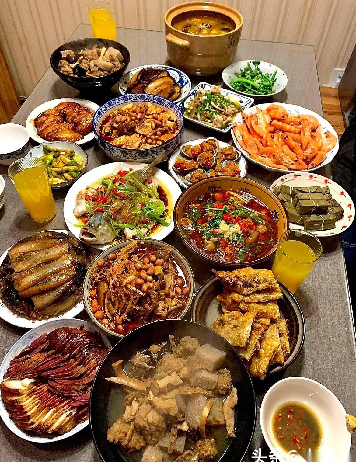 一桌子菜，压根就不是给那小伙子吃的。
是做给他看的。
我闺女第一次带对象回家，我