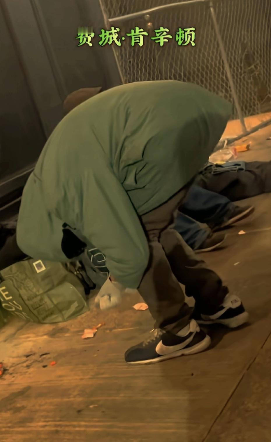 在寒冷的冬天，我在费城的街头漫步，细雨(此处环境描写)，我发现一个奇怪的现象。