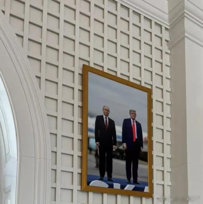 美国公共广播公司（PBS）记者发布的帖文报道称，在连接白宫西翼和行政官邸的门厅中