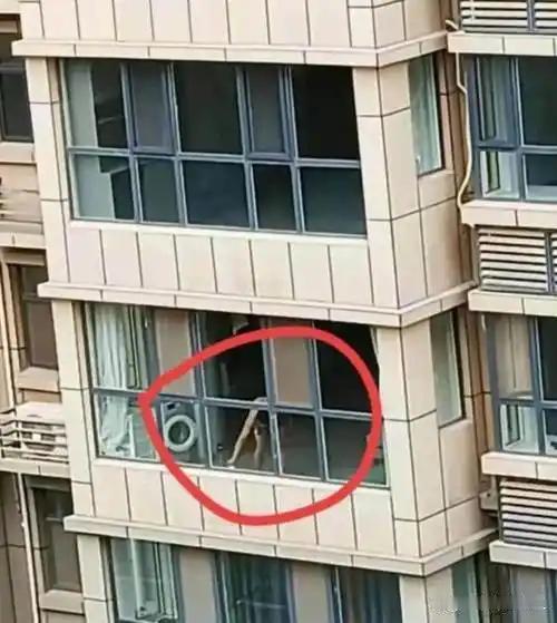 湖南一男子爬上了阳台修空调，恰巧看见了对面阳台上正洗澡的女邻居，女邻居大叫“有流