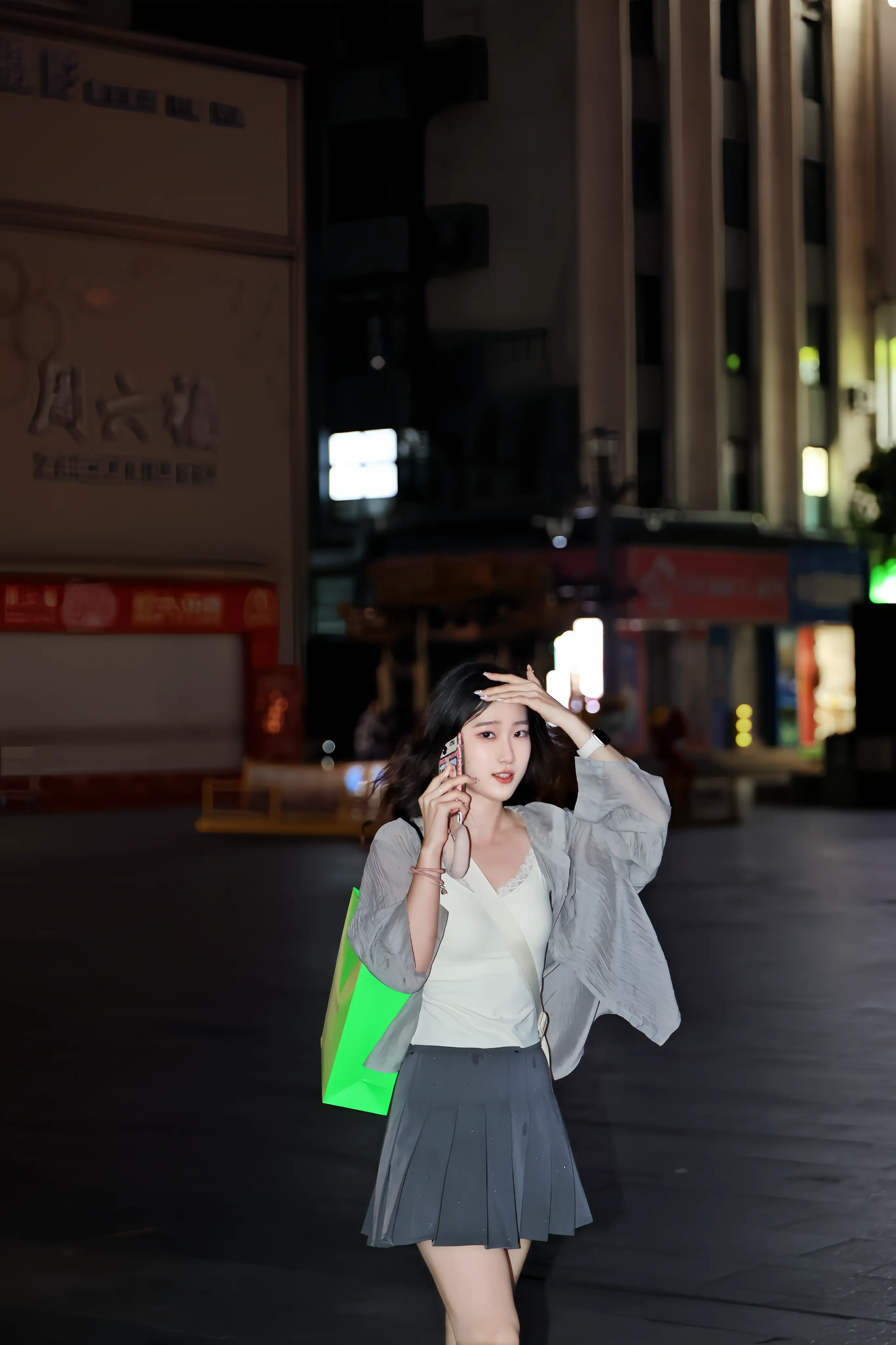 白天归顺生活，夜晚臣服于浪漫✨。街角的灯火、流动的晚风 *还有一身舒服...