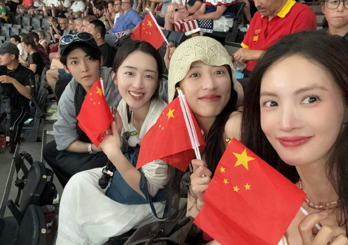 花少团去看奥运比赛被网友审判了[doge]，网友：认真看一下比赛吧，运动员都苦笑