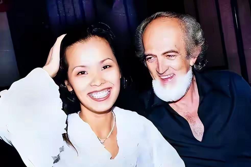 “我确实不爱他，甚至后悔嫁给他。”韦唯这句话，直接把那段轰动全国的跨国婚姻扒了个