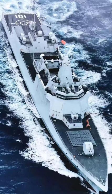 其实现在让美国最头疼的，既不是六代战机，也不是军舰大规模生产，而是055型大驱的