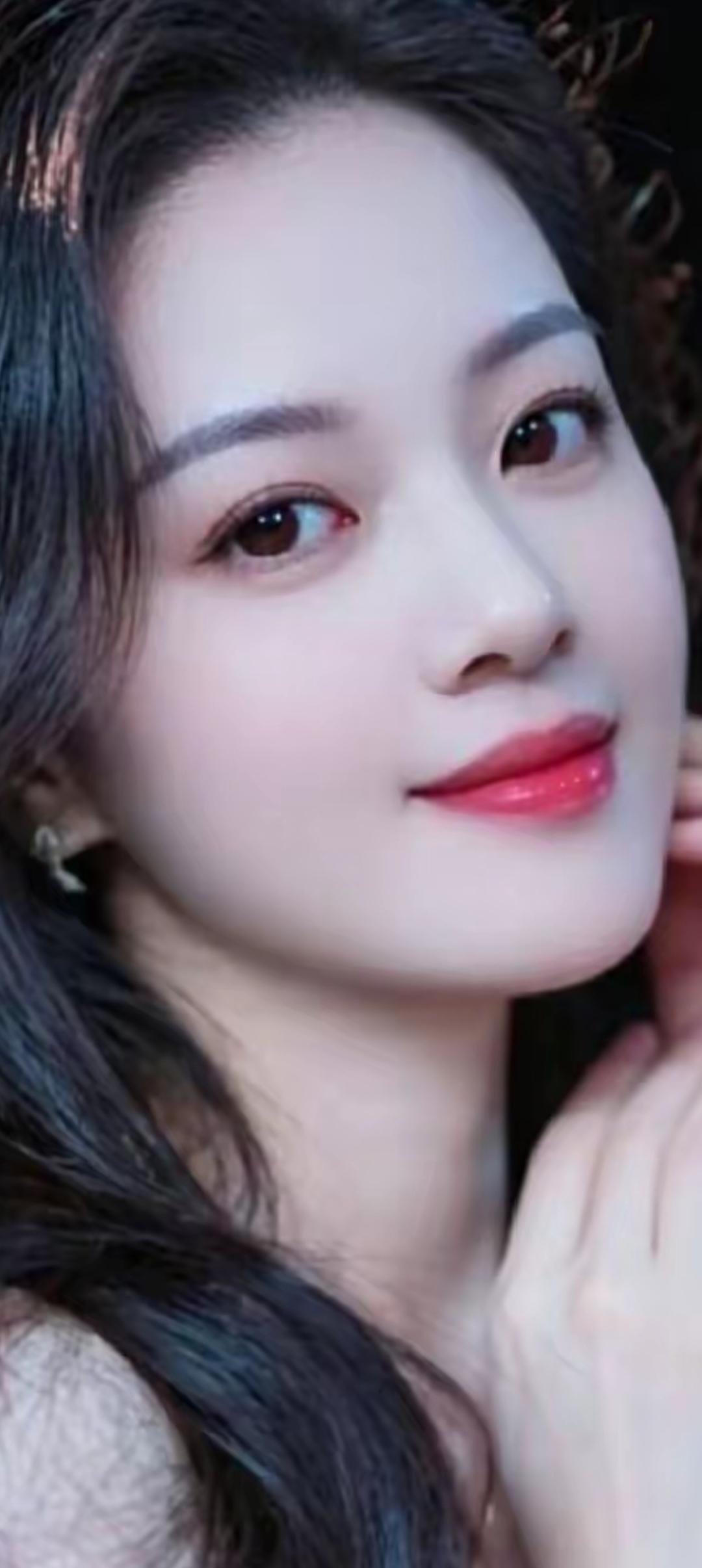 温柔甜美的微笑，照亮整个画面！🌟✨