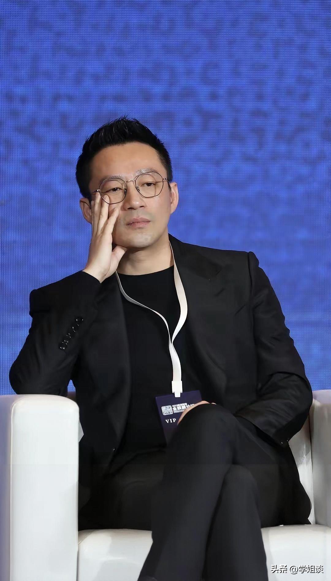 难怪大S一家看不上前女婿汪小菲，
不怪S家矫情，
汪小菲简直就是个“巨婴”。
