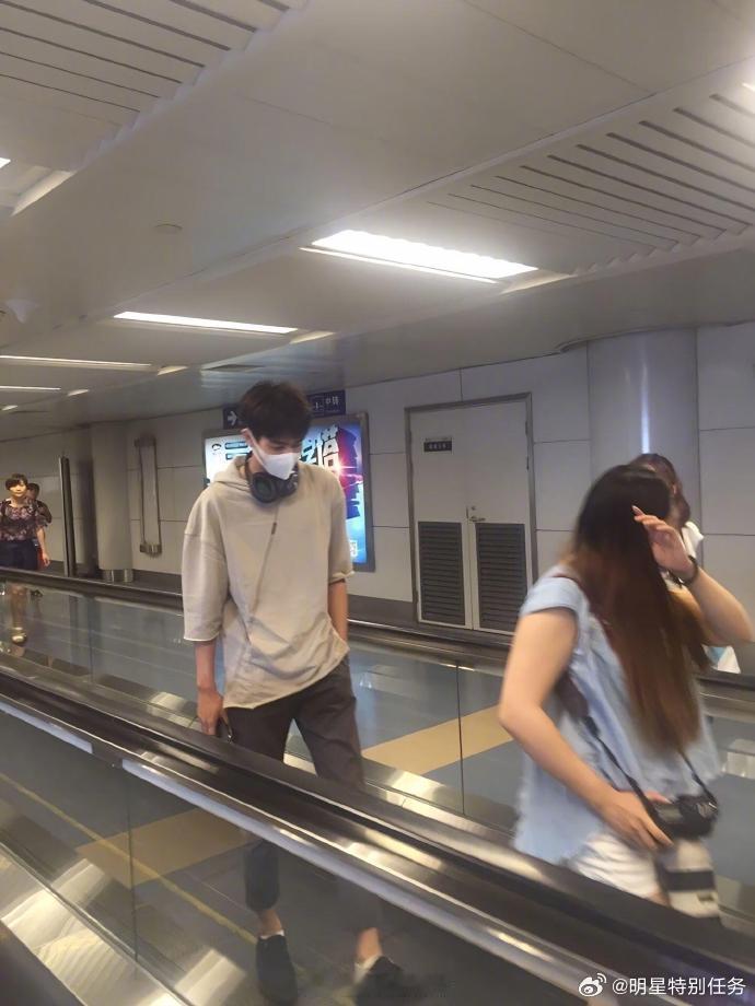 宋威龙十六岁生图含金量 翻开宋威龙十六岁的机场生图，一秒就能让你从“不心动挑战”