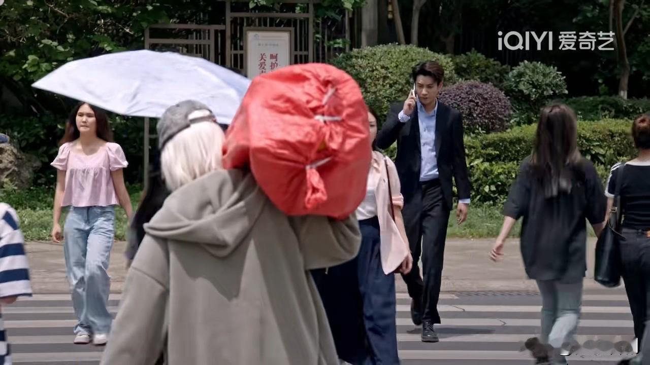 《生逢其时》第20集预告：曹信在过马路时帮一个拎着大包小裹的女孩捡手机，他认出这
