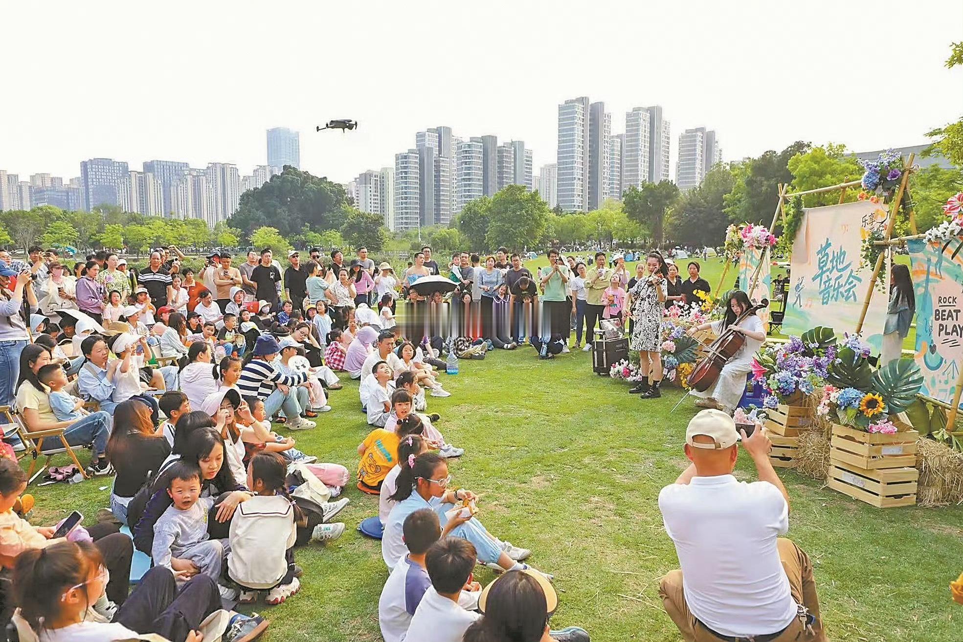 福州补齐公园配套商业短板相关部门计划于年底前，在“两江四岸”、重要城市内河、地铁