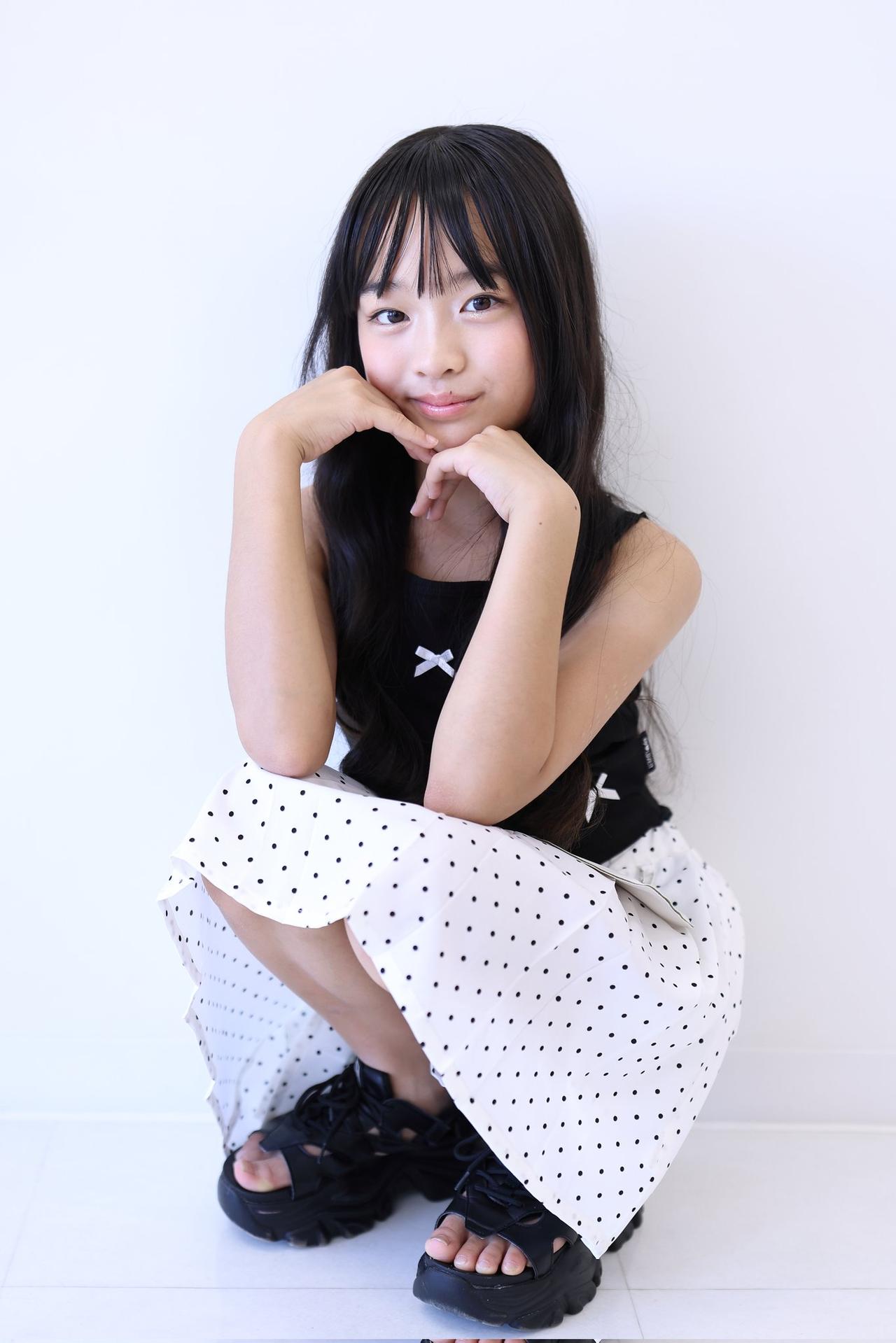 元气少女，黑白波点裙，甜美微笑