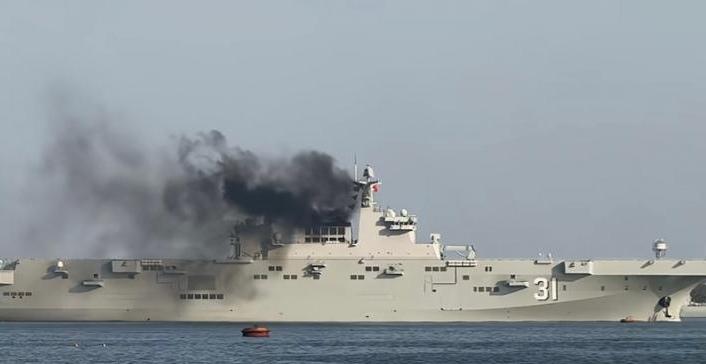 看到075型两攻的烟囱里冒出黑烟，就有人说这是忘记了用“水洗煤”了，个人感觉说这