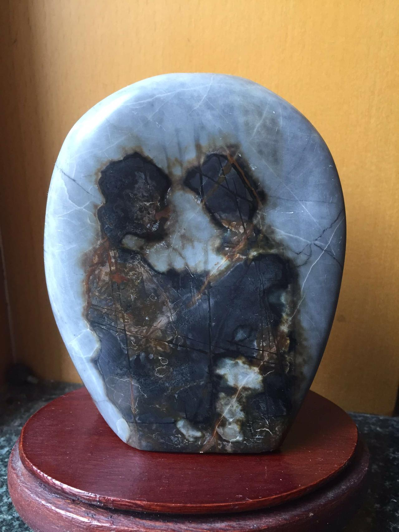 家里有没有好看的奇石分享一下同事好友早年送我的一块石头，虽不是什么名石，但石中的