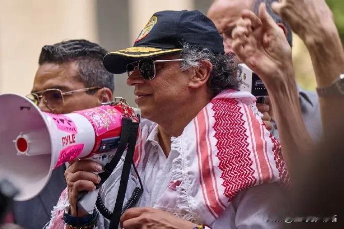 特朗普威胁哥伦比亚总统佩特罗，核心意图是通过军事和经济手段打压左翼icon政权，