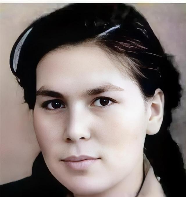 1965年，55岁的刘亚楼因工作过度劳累而早逝，临终前，他对小15岁的混血妻子留